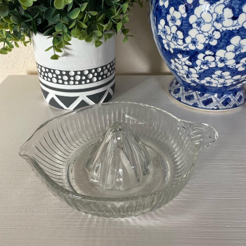 VINTAGE ANCHOR HOCKING RIBBED GLASS JUICE JUICER DISH HANDLE AND POUR SPOUT